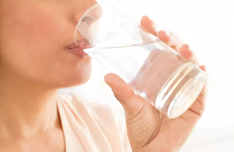 MITO O REALIDAD: PARA MANTENERSE HIDRATADO ¿SOLO SIRVE EL AGUA?